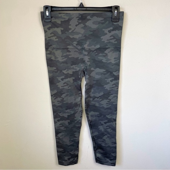 Spanx‎ Look At Me Now Seamless Green Camo Cropped Leggings - Picture 5 of 8